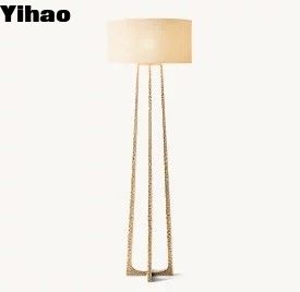 লিভিং রুমের জন্য 150W হ্যামার্ড লোহা বেস আধুনিক স্ট্যান্ডিং ল্যাম্প